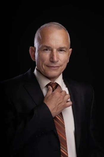 КОРНЕЕВ Вадим Юрьевич.