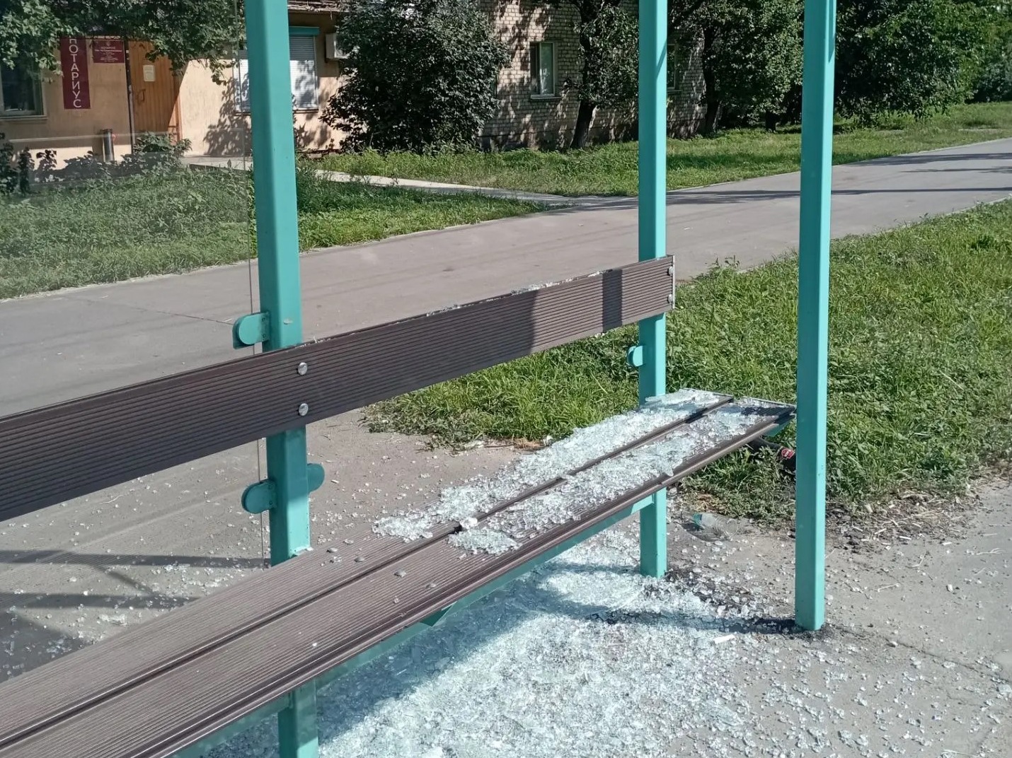 Сотрудники "Луганскгортранса" восстановили остекление остановки на ул. Ватутина.